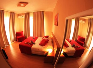 Een minibar, een kluis op de kamer, een bureau