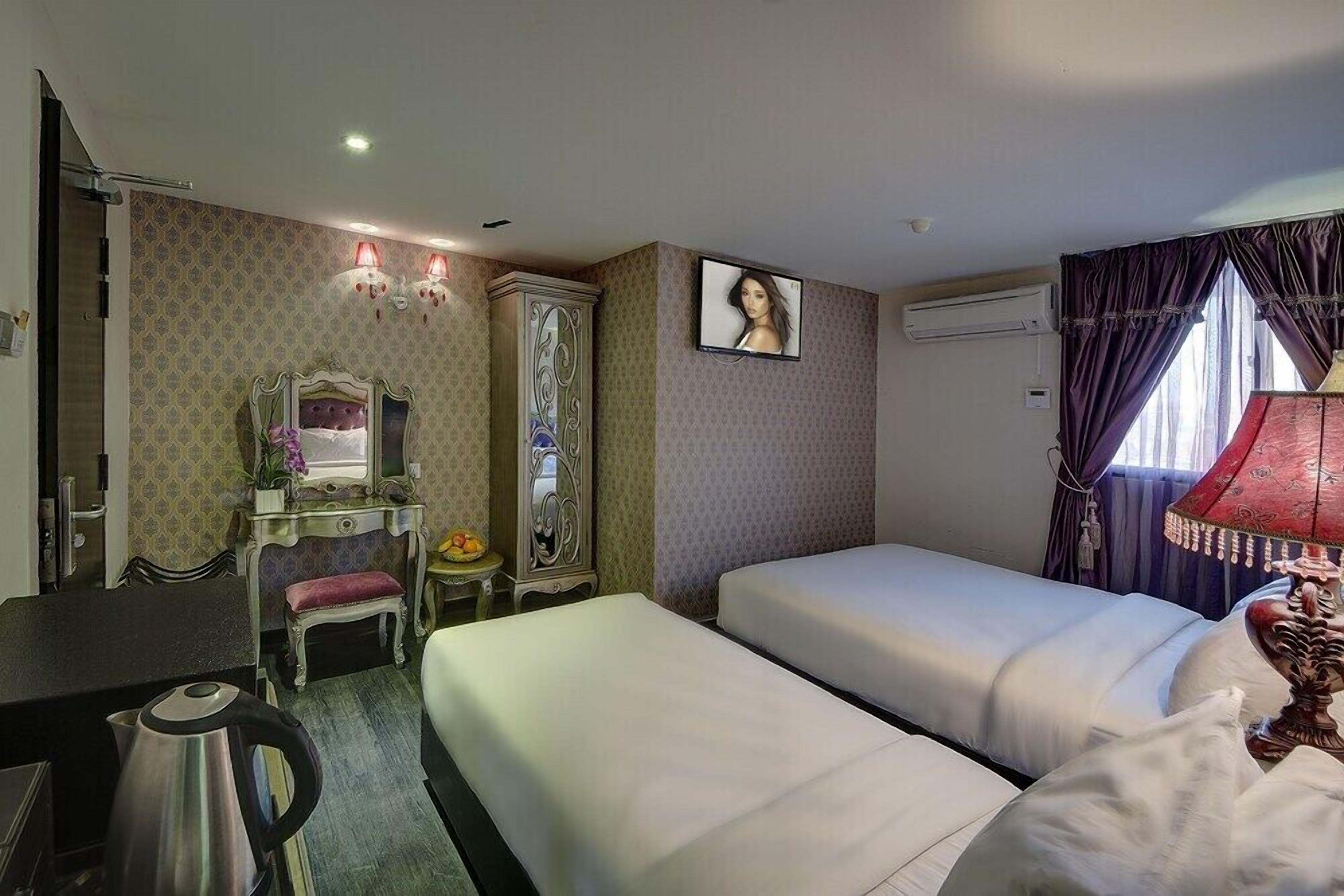 Minibar, in-room safe, desk, iron/ironing board