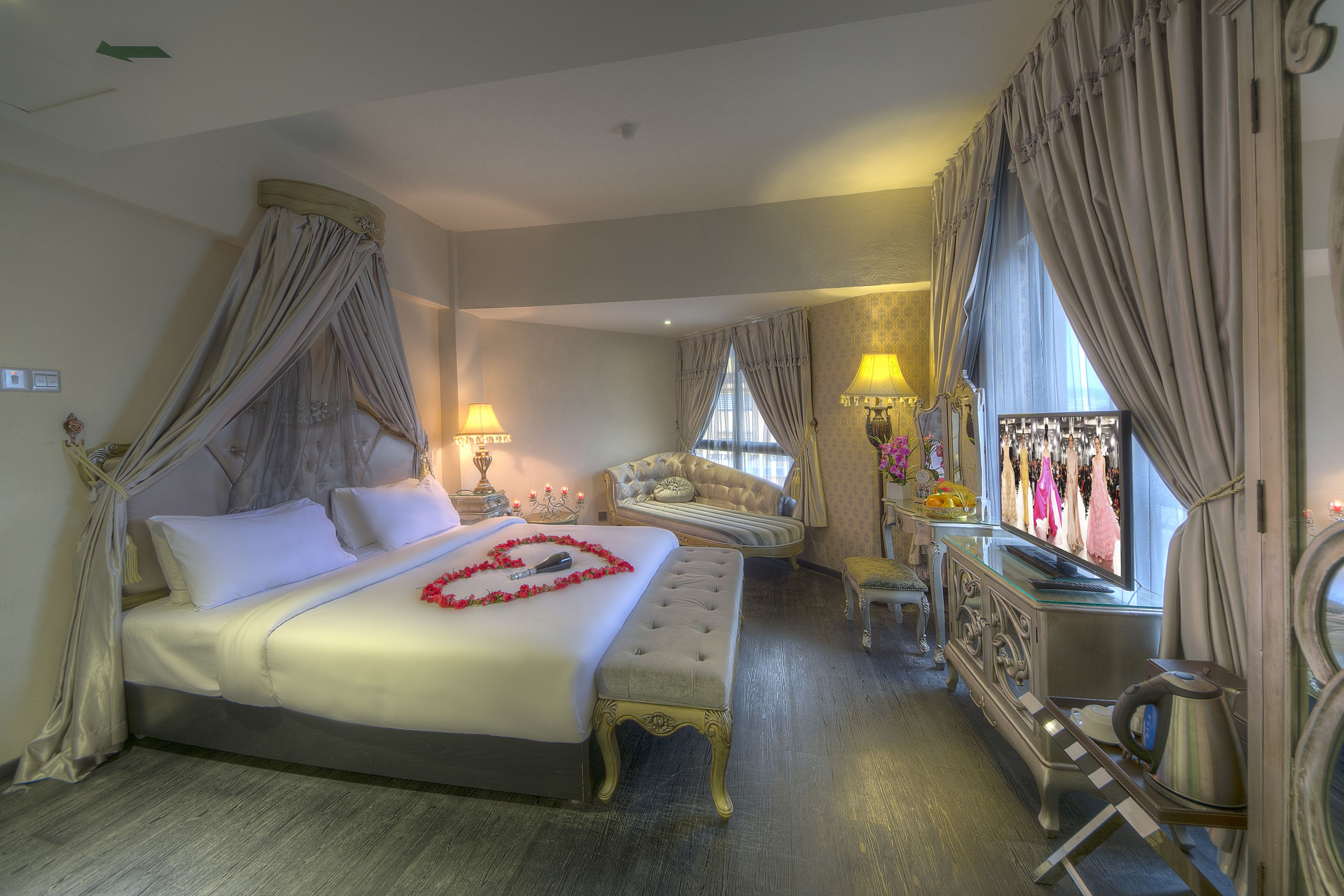 Honeymoon Suite | Minibar, in-room safe, desk, iron/ironing board