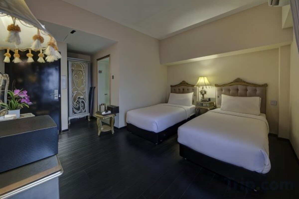 Minibar, in-room safe, desk, iron/ironing board