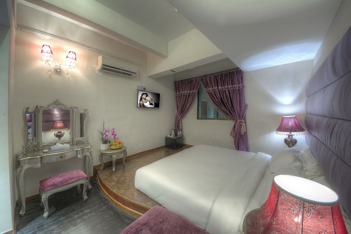 Minibar, in-room safe, desk, iron/ironing board