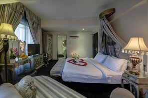 Minibar, in-room safe, desk, iron/ironing board
