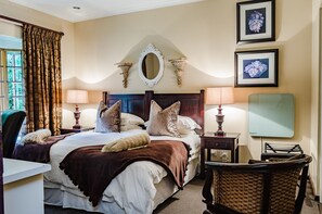 1 bedroom, premium bedding, desk, laptop workspace