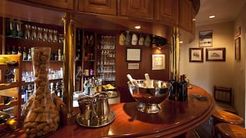 2 bares y bar junto a la piscina