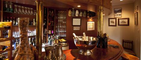 2 bars/lounges, poolside bar