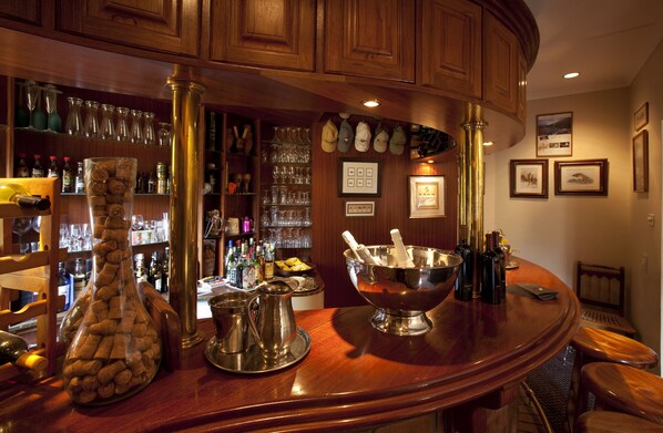 2 bars/lounges, poolside bar