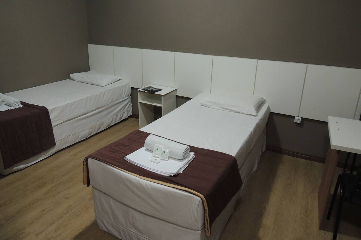 Chambre avec lits jumeaux | Bureau, Wi-Fi gratuit, draps fournis