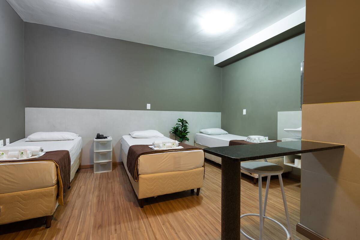 Chambre Triple, 3 lits une place | Bureau, Wi-Fi gratuit, draps fournis