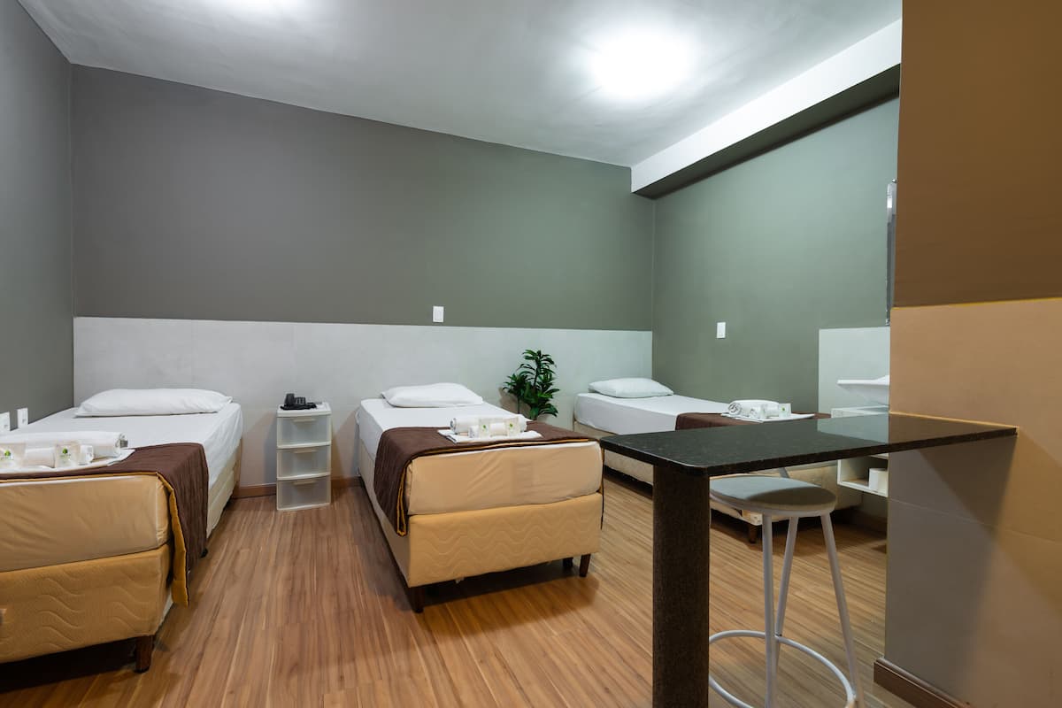 Driepersoonskamer, 3 eenpersoonsbedden | Een bureau, gratis wifi, beddengoed