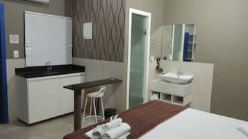 Escritorio, wifi gratis y ropa de cama