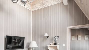 Aries Suite | 1 bedroom, Egyptian cotton sheets, hypo-allergenic bedding, minibar