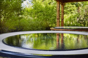 Una piscina techada, sillones reclinables de piscina
