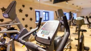 Ein Fitnessgerät mit digitalem Display in einem Fitnessstudio.