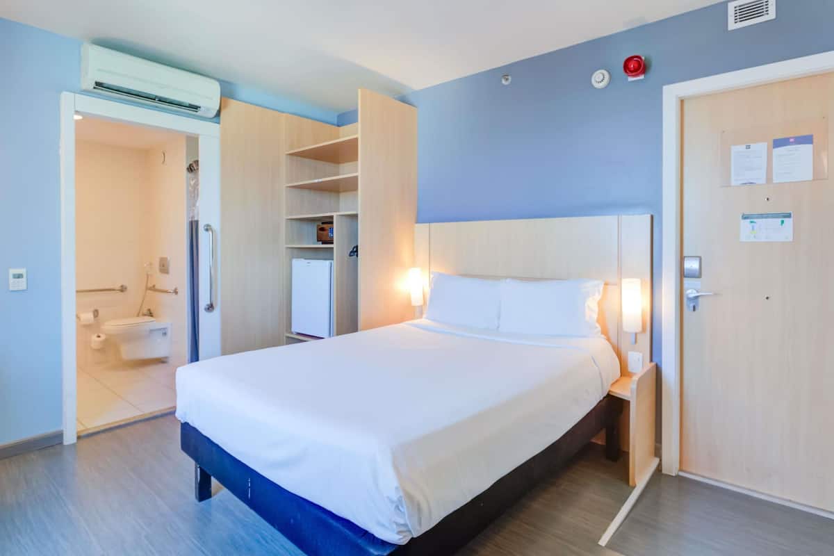 Chambre Standard, 1 lit double, accessible aux personnes à mobilité réduite | 1 chambre, minibar, coffres-forts dans les chambres, bureau