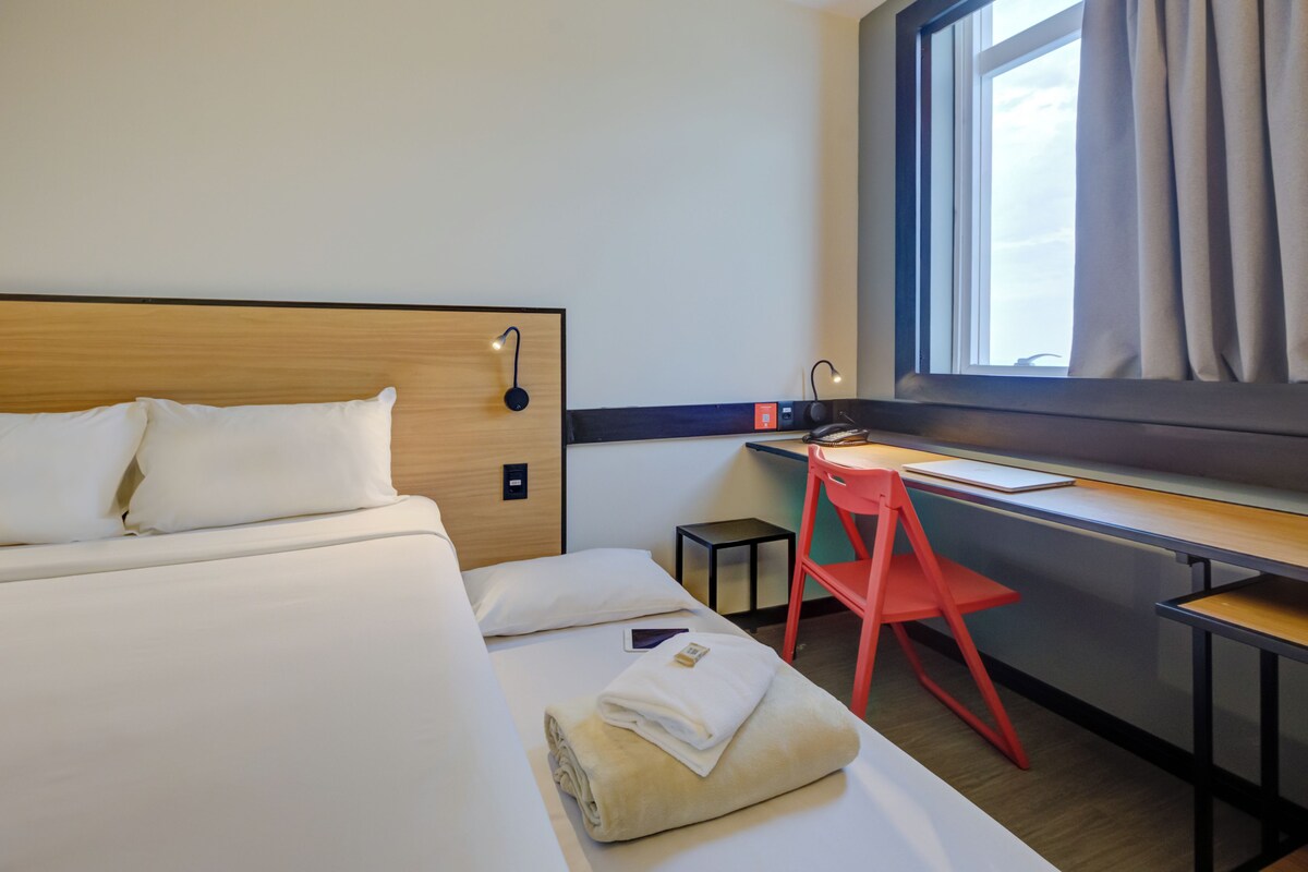 Quarto Standard com Cama de Casal e 1 Cama Extra para Criança | 미니바, 책상, 노트북 작업 공간, 방음 설비