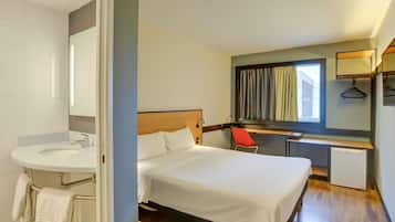 Quarto standard, 1 cama de casal | Frigobar, escrivaninha, espaço de trabalho para notebook