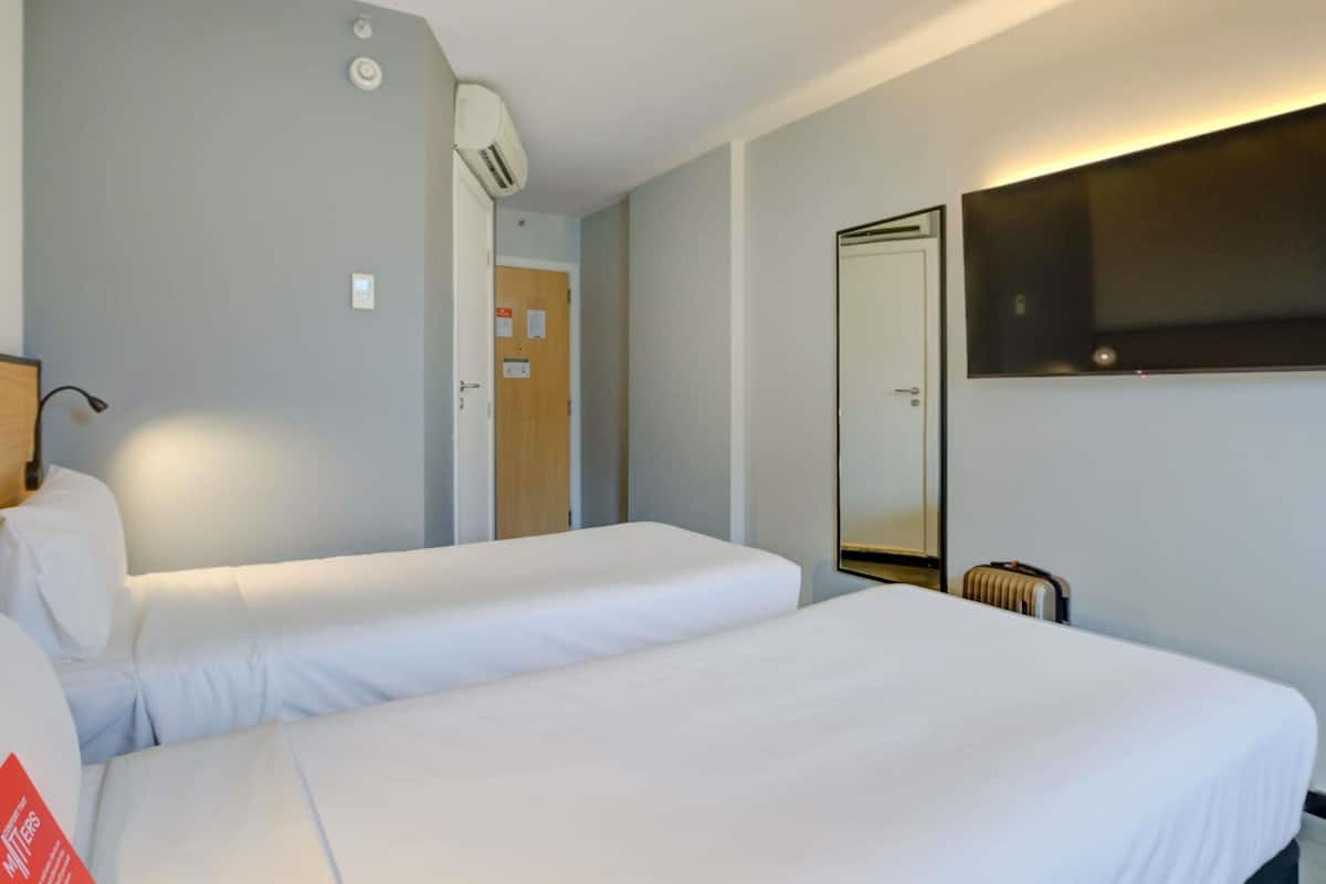 Standard Twin Room, 2 Single Beds | Minibar, desk, laptop workspace, soundproofing