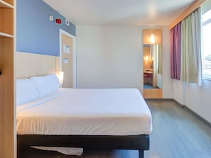 Chambre Standard, 1 lit double, accessible aux personnes à mobilité réduite | 1 chambre, minibar, coffres-forts dans les chambres, bureau
