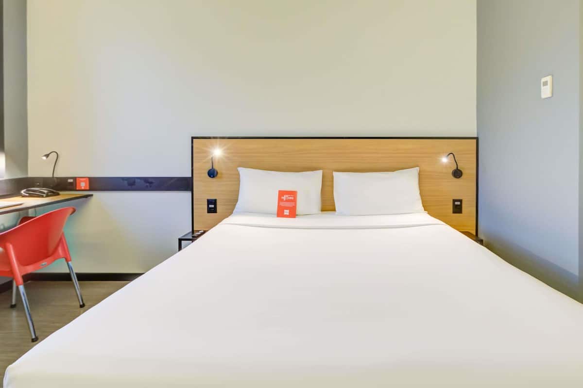 Habitación estándar, 1 cama doble, vistas al mar | Minibar, escritorio, espacio para trabajar con un portátil