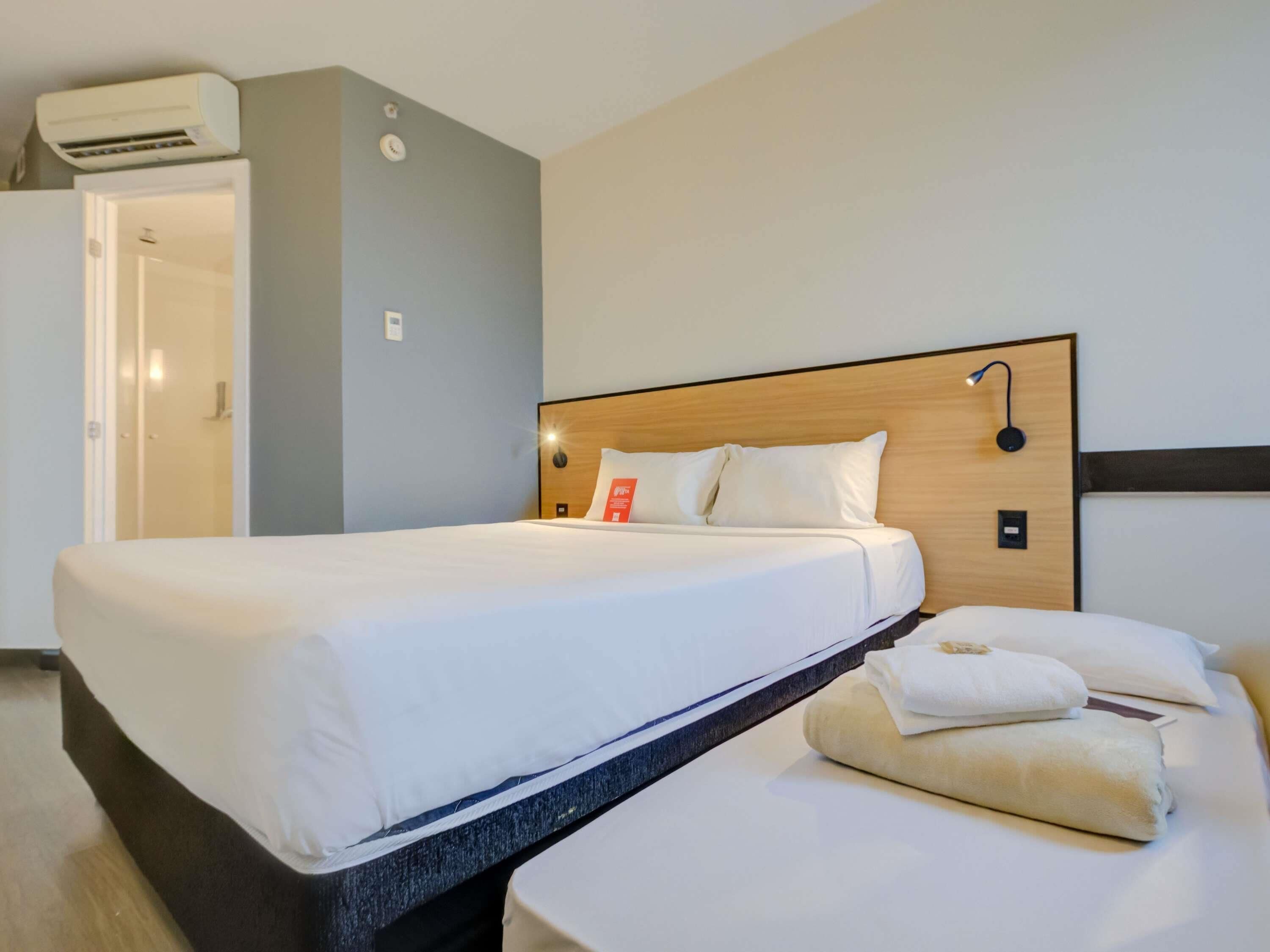 Quarto Standard com Cama de Casal e 1 Cama Extra para Criança | Frigobar, escrivaninha, espaço de trabalho para notebook