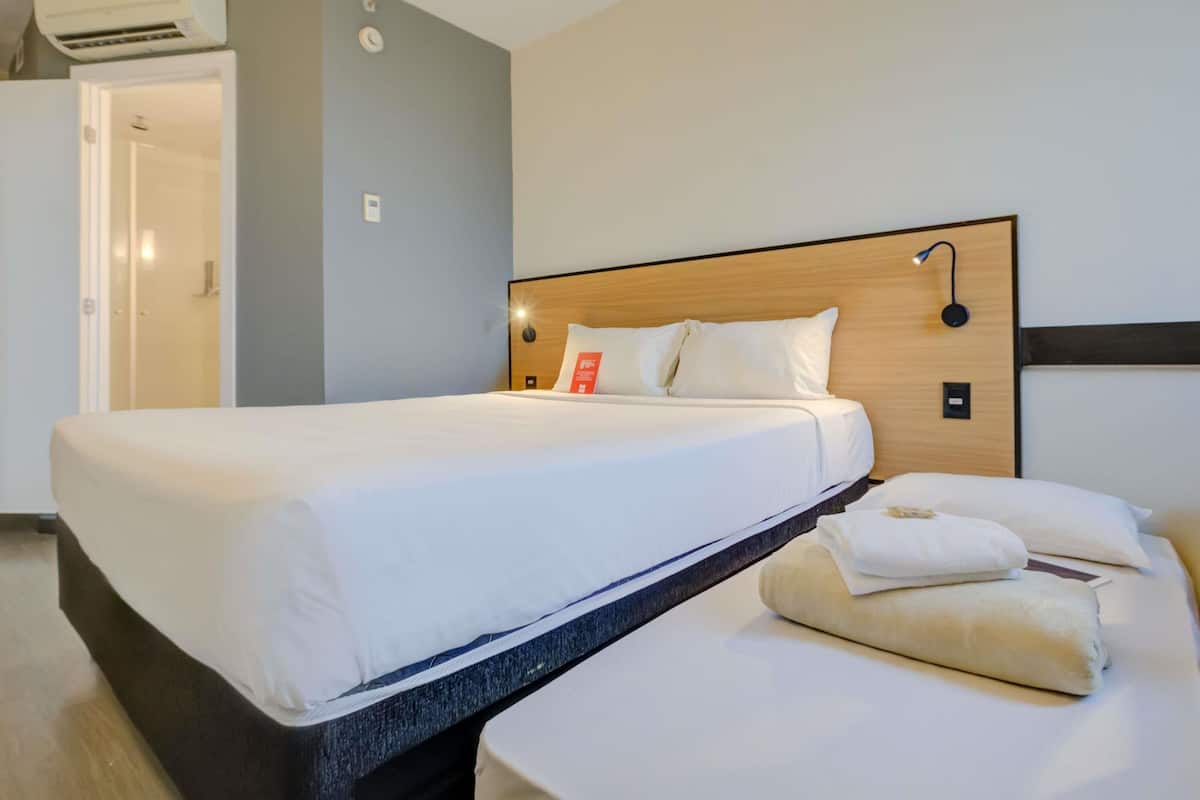 Quarto Standard com Cama de Casal e 1 Cama Extra para Criança | 미니바, 책상, 노트북 작업 공간, 방음 설비