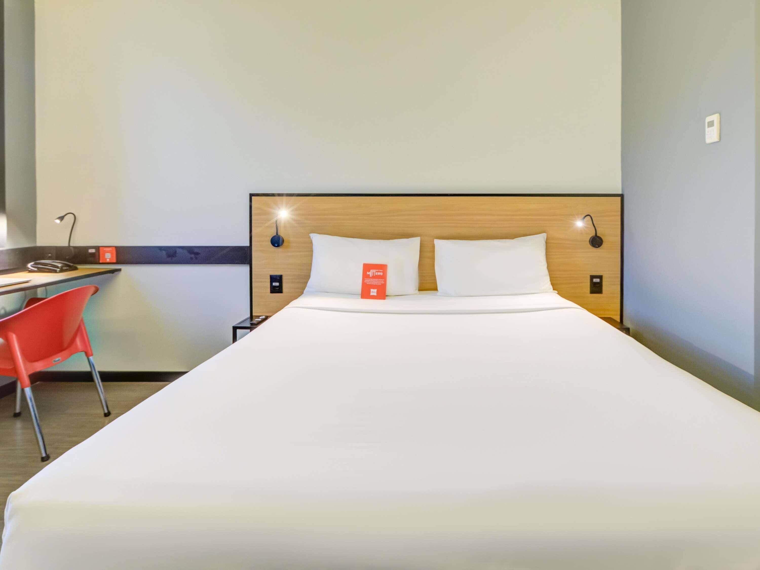 Quarto standard, 1 cama de casal, vista para o mar | Frigobar, escrivaninha, espaço de trabalho para notebook