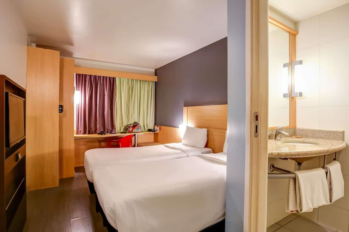 Standard Twin Room, 2 Twin Beds | 1 bedroom, minibar, in-room safe, desk