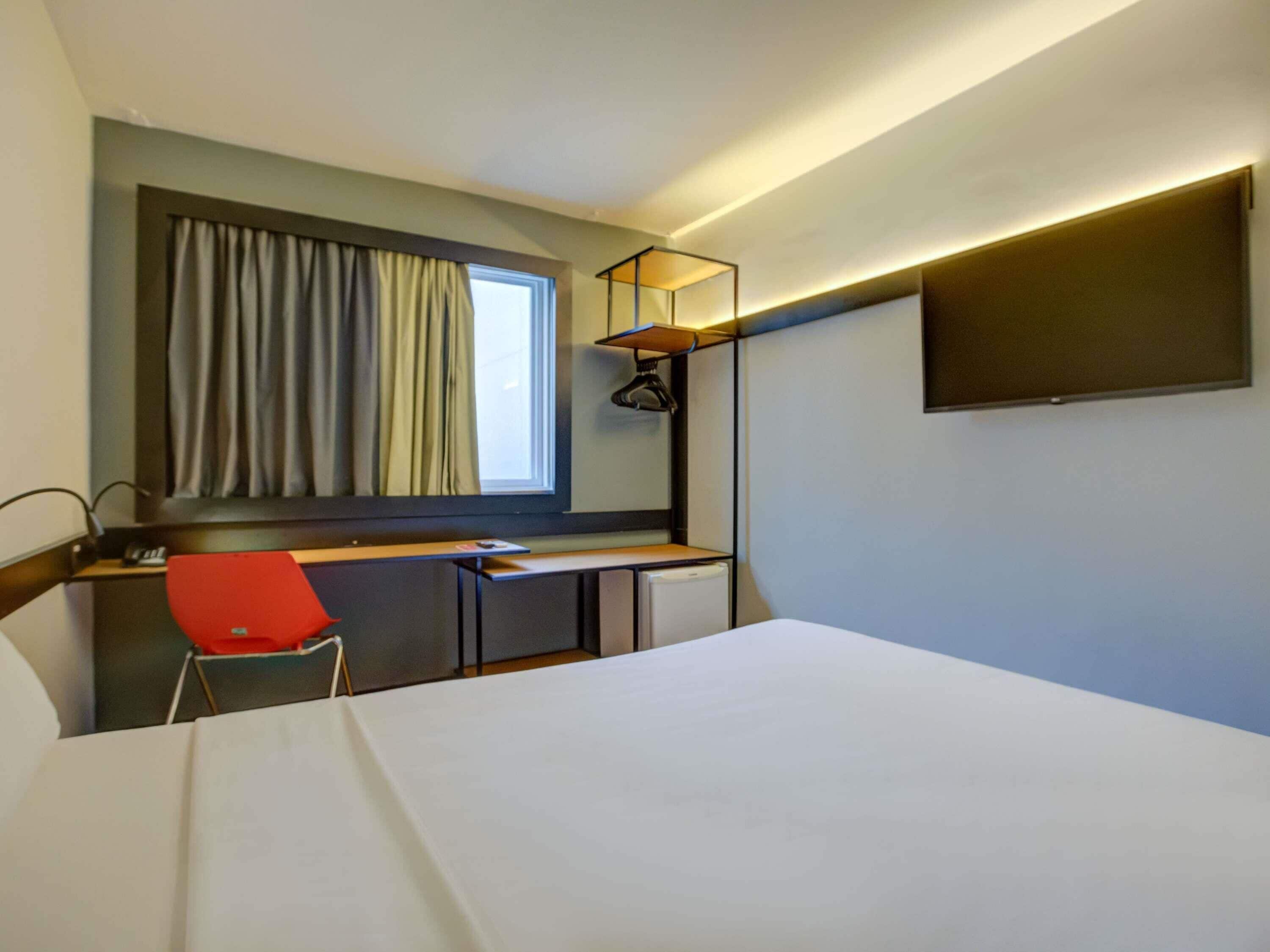 Quarto standard, 1 cama de casal | Frigobar, escrivaninha, espaço de trabalho para notebook