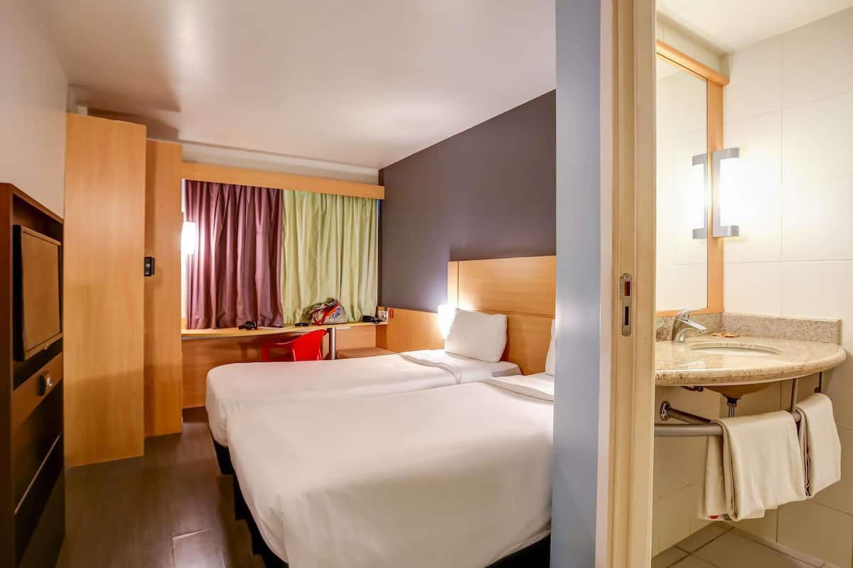 Standard-Zweibettzimmer, 2 Einzelbetten | 1 Schlafzimmer, Minibar, Zimmersafe, Schreibtisch