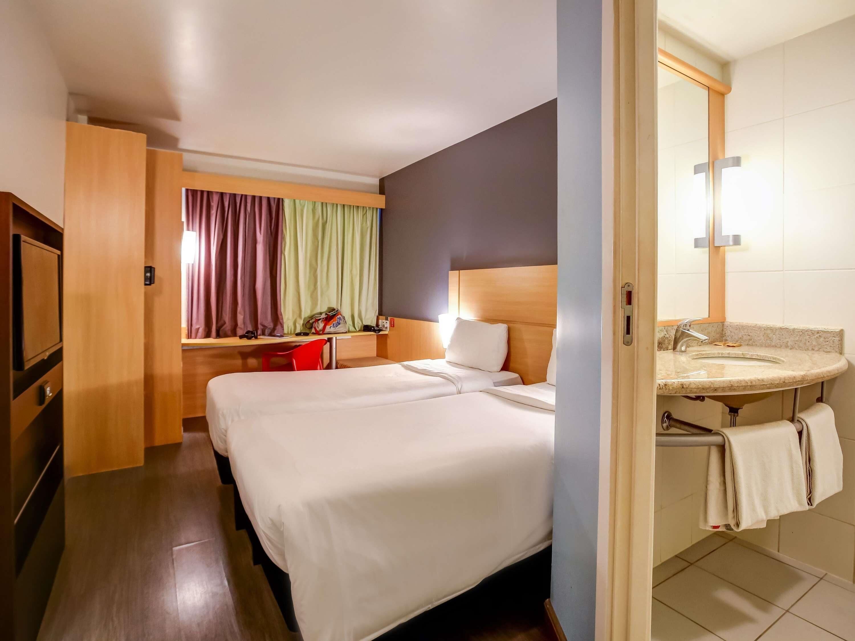 Kahden hengen standard-huone (kaksi sänkyä), 2 yhden hengen sänkyä | Minibaari, työpöytä, kannettavalle tietokoneelle sopiva työtila