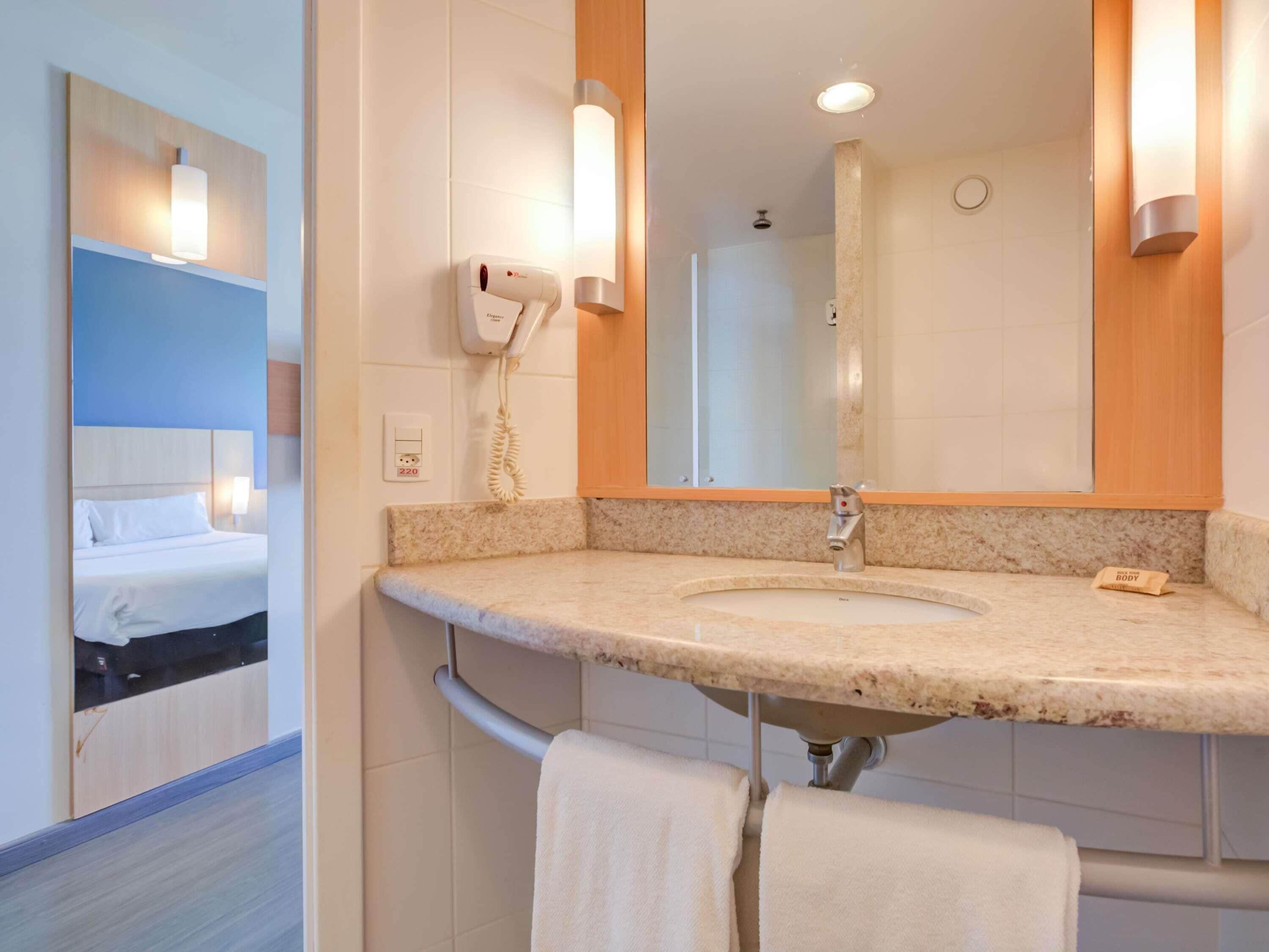 スタンダード ルーム ダブルベッド 1 台 | ミニバー、デスク、ノートパソコン用作業スペース、防音設備