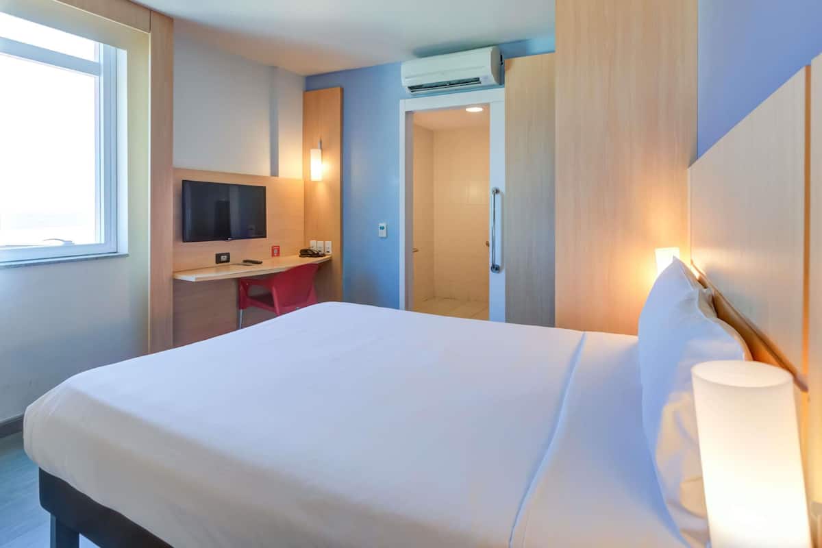 Kamar Standar, 1 Tempat Tidur Double, akses difabel | Minibar, meja kerja, ruang kerja ramah laptop, dan kedap suara