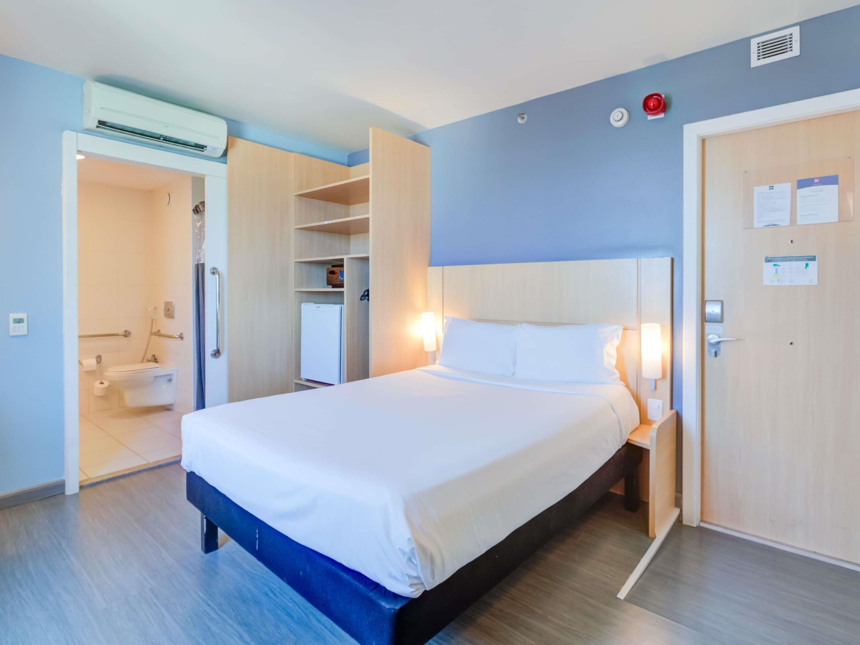 Quarto standard, 1 cama de casal | Frigobar, escrivaninha, espaço de trabalho para notebook