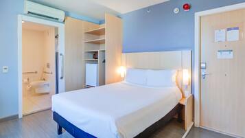 Quarto standard, 1 cama de casal | Frigobar, escrivaninha, espaço de trabalho para notebook
