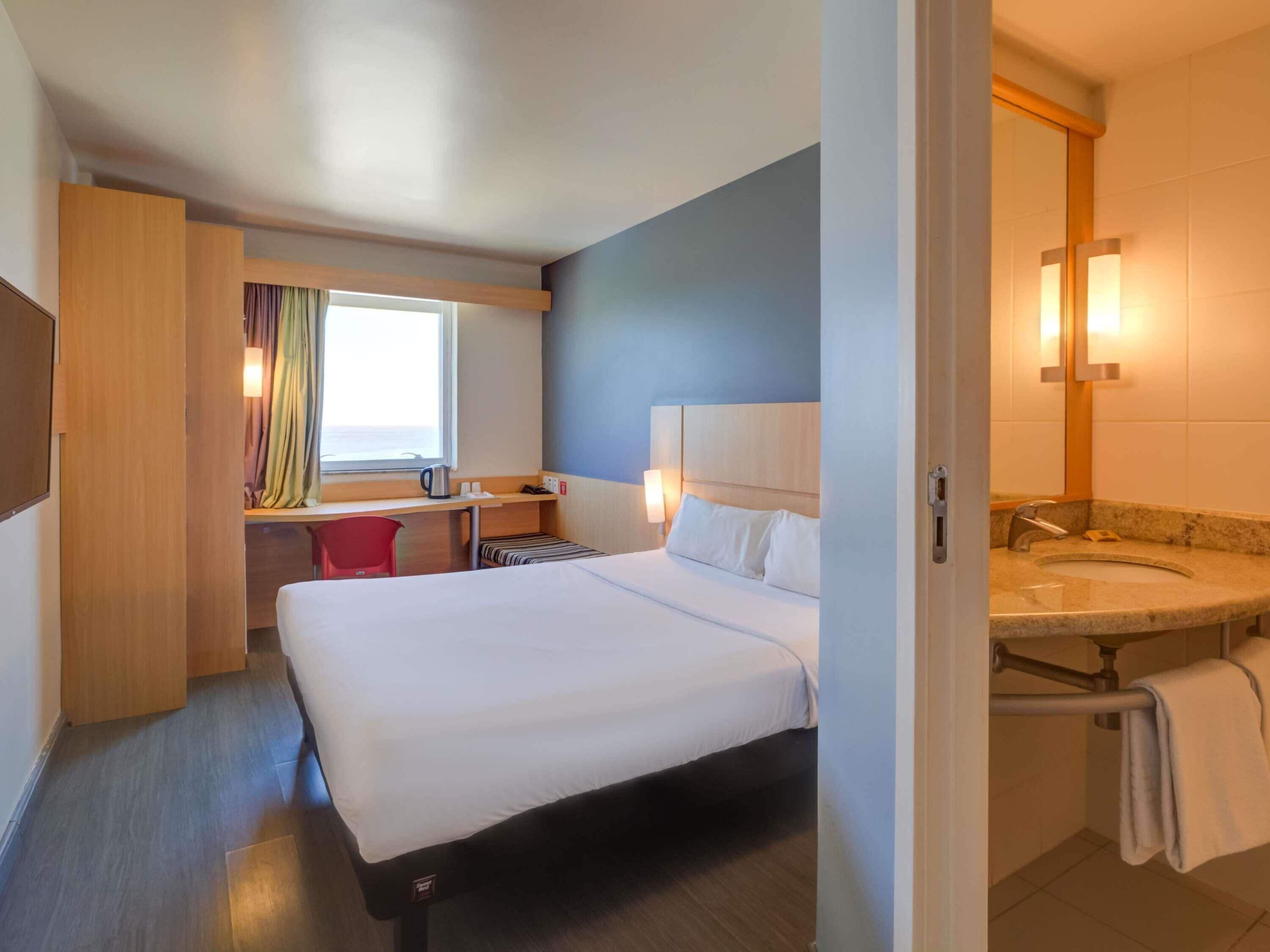 スタンダード ルーム ダブルベッド 1 台 シービュー | ミニバー、デスク、ノートパソコン用作業スペース、防音設備