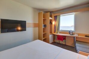 Habitación estándar, 1 cama doble, vistas al mar | Minibar, escritorio, espacio para trabajar con un portátil