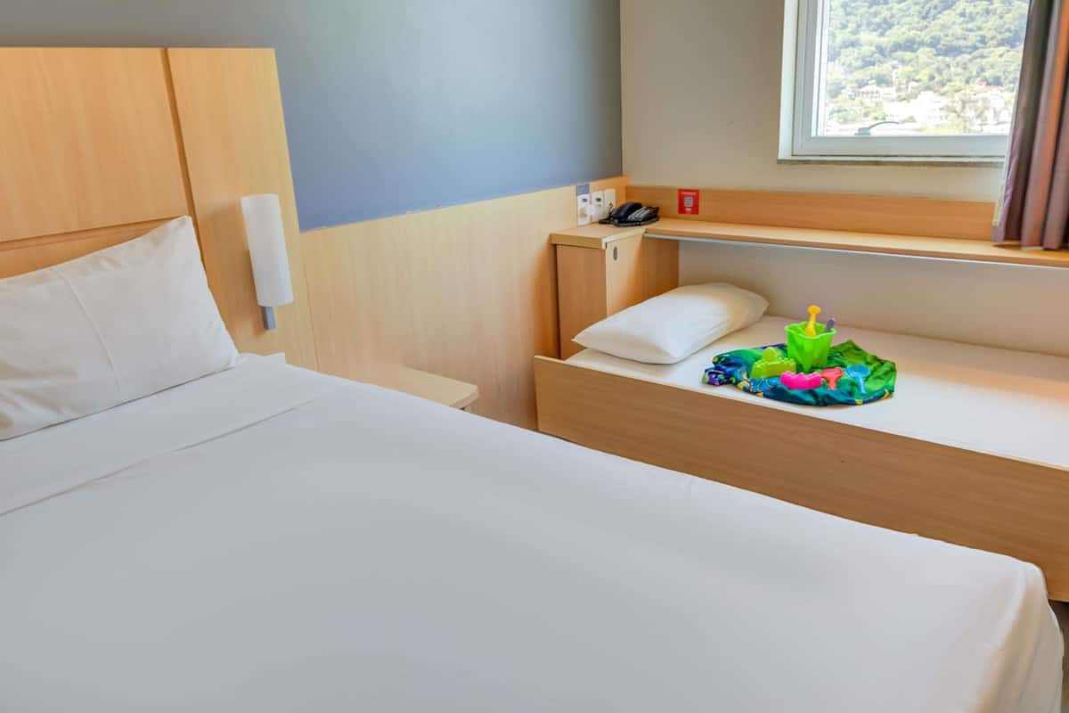 Quarto Standard com Cama de Casal e 1 Cama Extra para Criança | Minibar, desk, laptop workspace, soundproofing