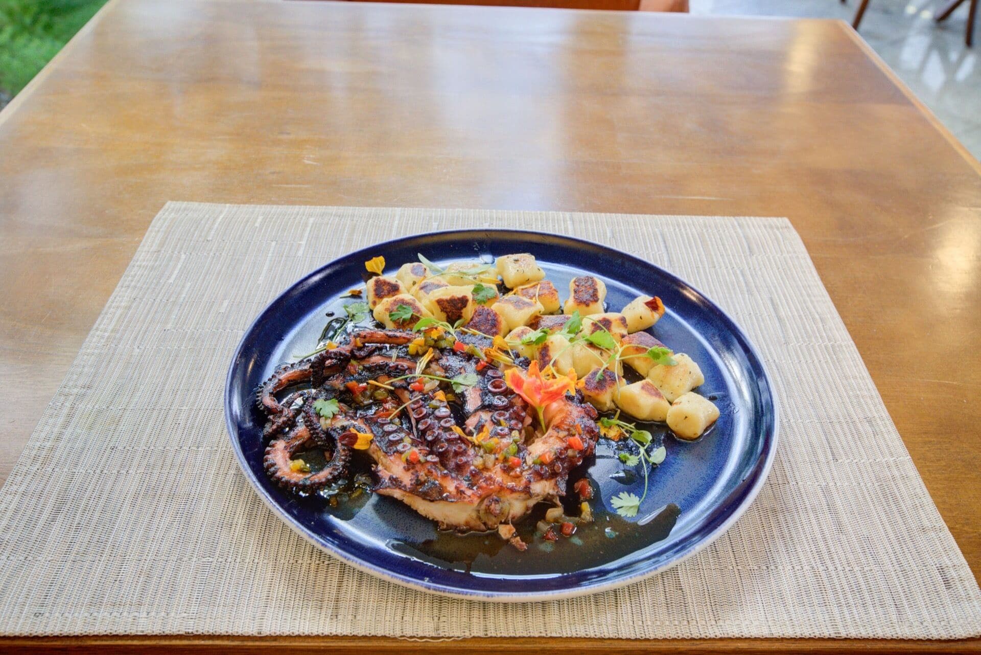 Ein Teller mit Essen auf einem Tisch mit Unterlage.