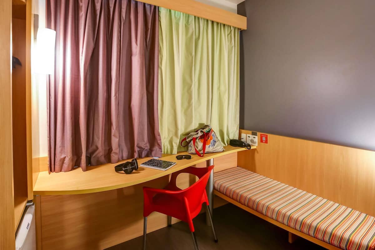 1 chambre, minibar, coffres-forts dans les chambres, bureau