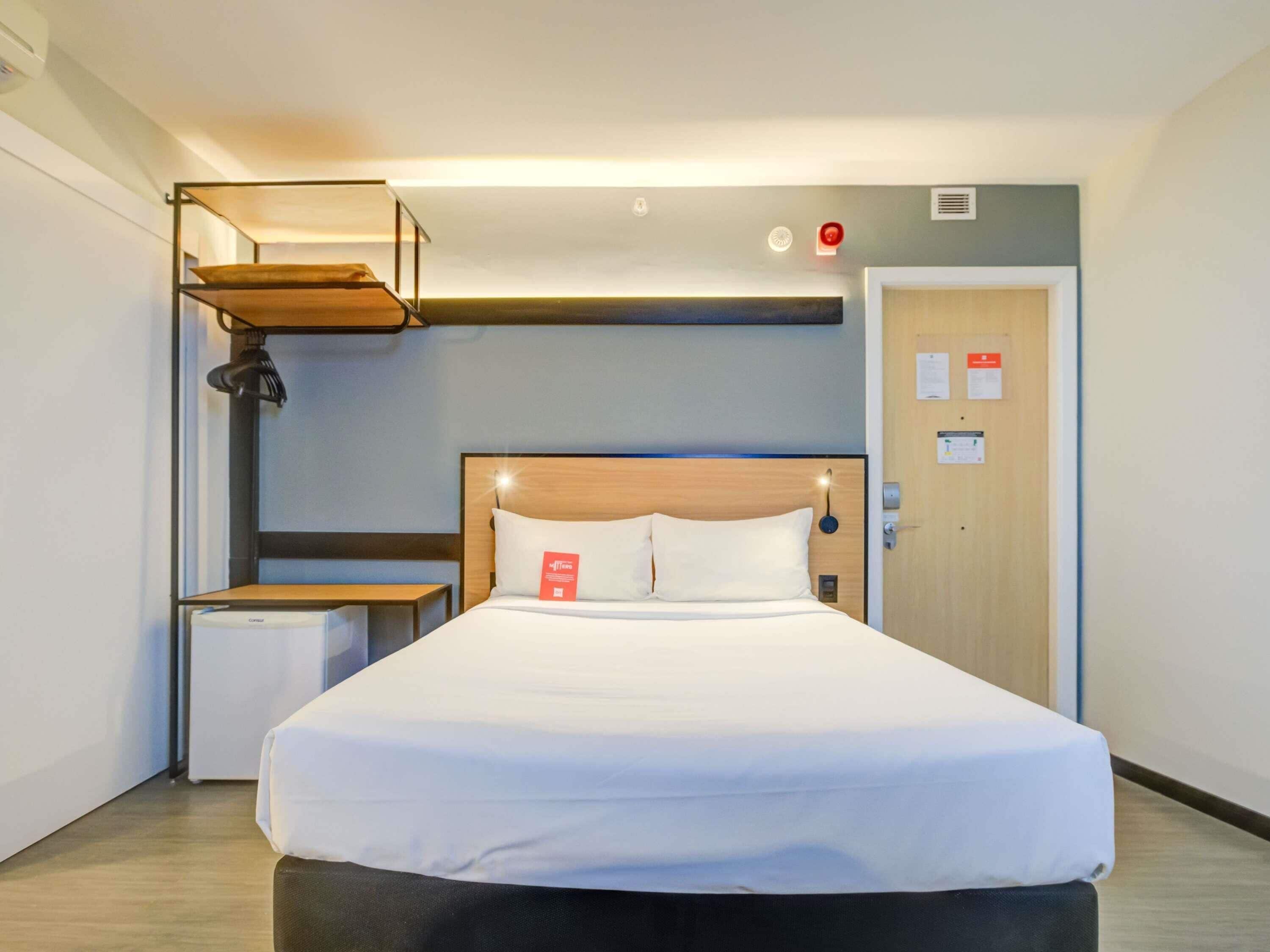 Habitación estándar, 1 cama doble, accesible para personas con discapacidad | Minibar, escritorio, espacio para trabajar con un portátil