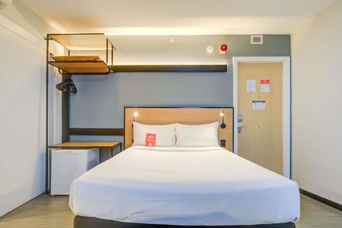 Habitación estándar, 1 cama doble, accesible para personas con discapacidad | Minibar, escritorio, espacio para trabajar con un portátil