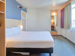 Minibar, desk, laptop workspace, soundproofing - ibis Rio de Janeiro Barra da Tijuca (Rio de Janeiro)