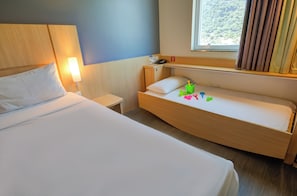 Quarto Standard com Cama de Casal e 1 Cama Extra para Criança | 1 quarto, frigobar, cofres nos quartos, escrivaninha