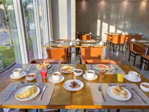 Frokostbuffé hver dag (mot et tillegg)