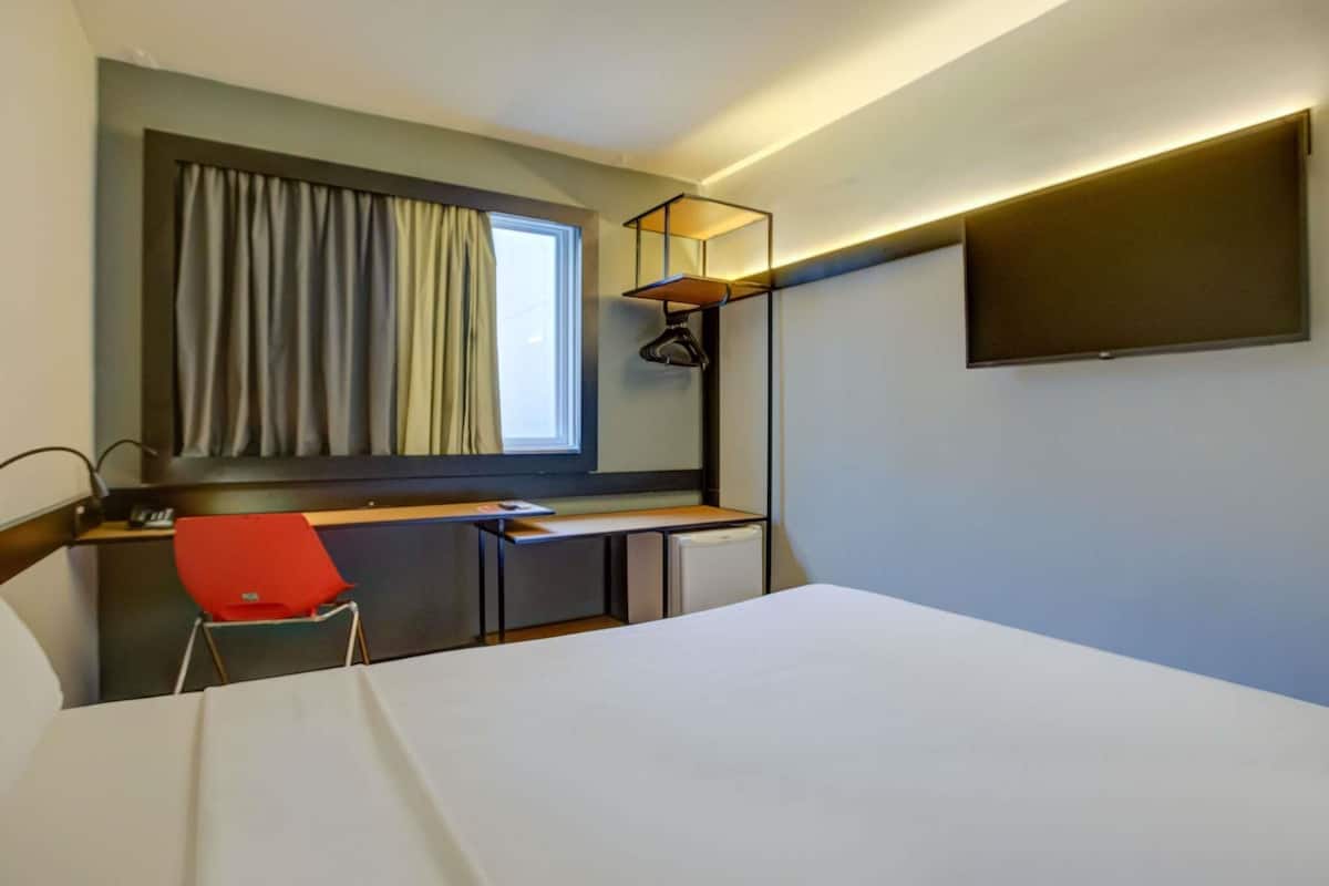 Standard Room, 1 Double Bed | Minibar, desk, laptop workspace, soundproofing