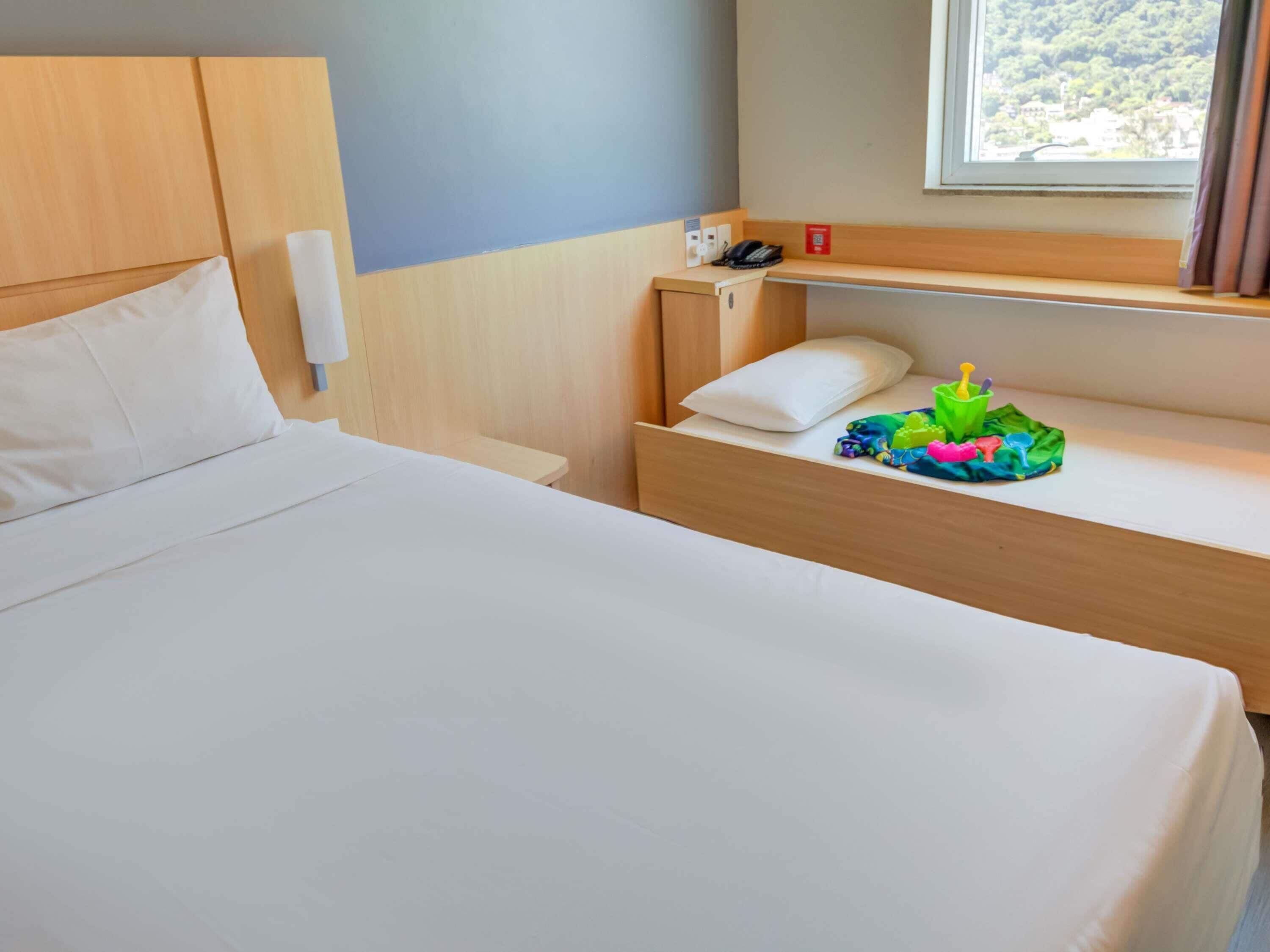 Quarto Standard com Cama de Casal e 1 Cama Extra para Criança | ミニバー、デスク、ノートパソコン用作業スペース、防音設備