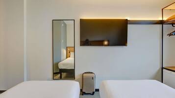 Quarto duplo standard, 2 camas de solteiro | Frigobar, escrivaninha, espaço de trabalho para notebook