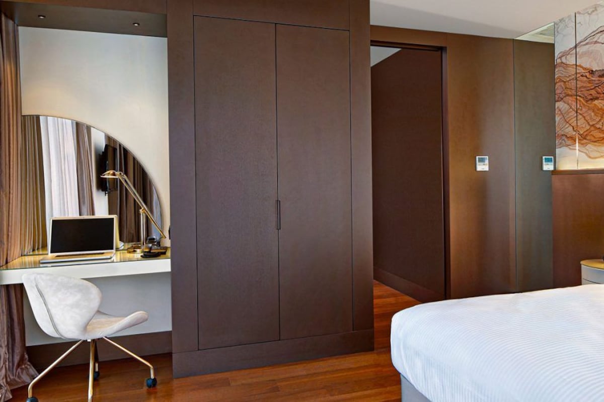 Isi minibar gratis, brankas, kedap suara, dan setrika/meja setrika