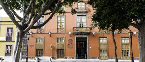 A building with a traditional facade, featuring a central entrance with a sign reading "Laguna Hivaria."