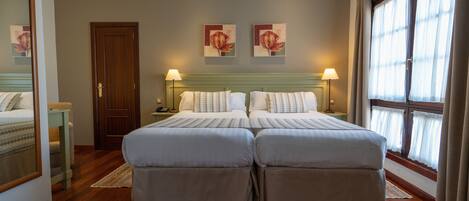 Una cama doble con cabecera de madera, una mesita de noche y una lámpara.
